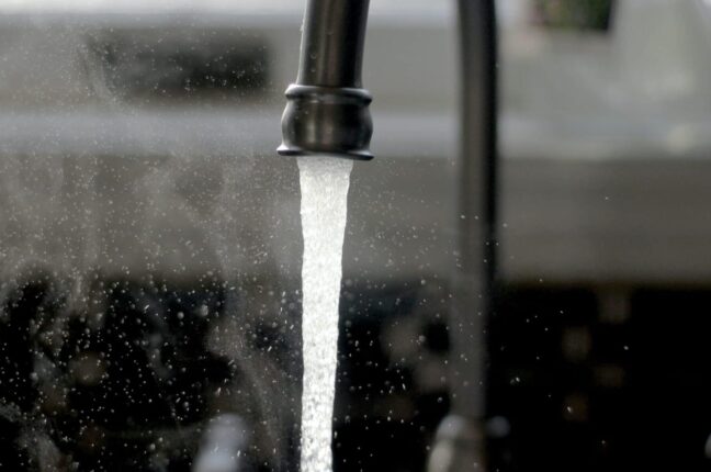 Plumbing a sink